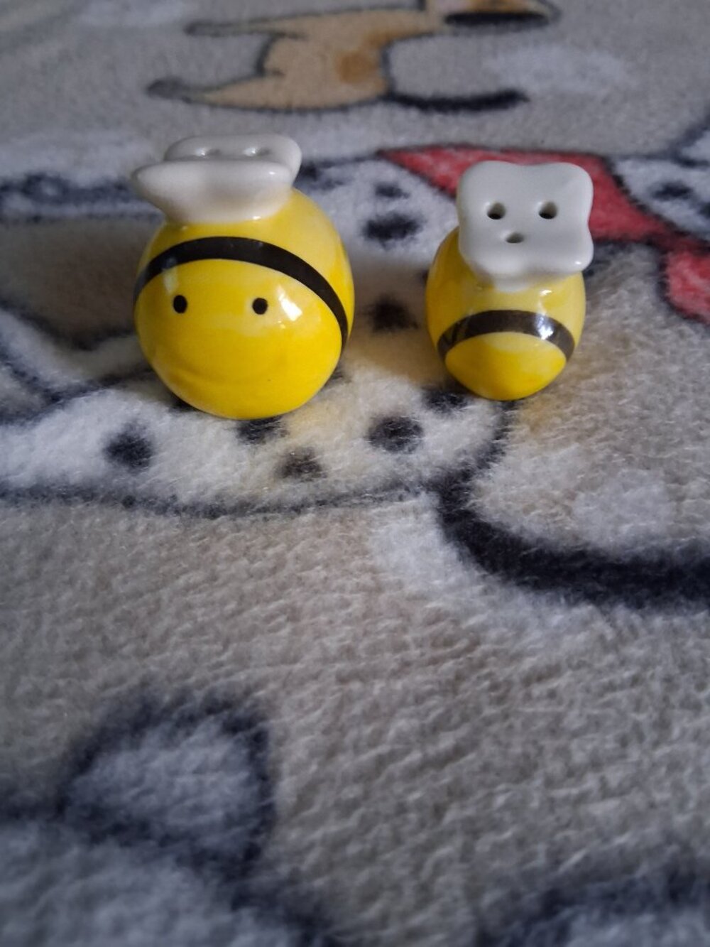 SUPER CUTE MIMI BEE SALT AND PEPPER SHAKER SET